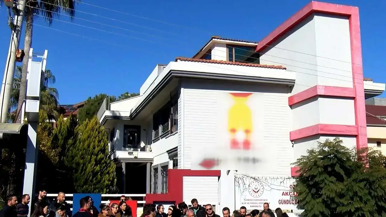 Adana’da Karne Almaya Giden Veliler Okulun Kapandığını Öğrendi 2